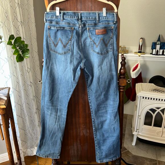 Wrangler Men's 36x32 Retro Slim Straight 'Applewood' jeans in a medium wash - Picture 7 of 8